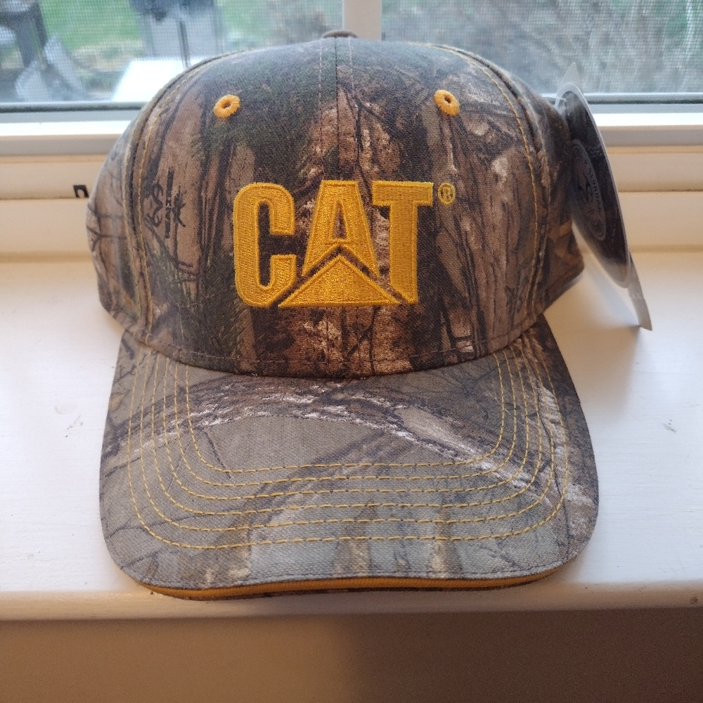 Official licenced Caterpillar hat with real tree Xtra camouflage. NWT